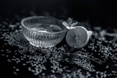 Limon suyu ile karıştırılmış çemen tohumu tozundan oluşan cam bir kapta ahşap yüzeyde kepek için ünlü doğal yöntem. Yüzeyinde mevcut çiğ limon ve çemen tohumu ile.