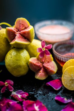 Guava hamuru, bal ve bazı limon suyu oluşan guava yüz maskesi ile akne ve izleri tedavi etmek için en kolay yöntem. Cam bir kapta ahşap yüzey üzerinde malzemelerle.