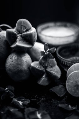 Guava hamuru, bal ve bazı limon suyu oluşan guava yüz maskesi ile akne ve izleri tedavi etmek için en kolay yöntem. Cam bir kapta ahşap yüzey üzerinde malzemelerle.
