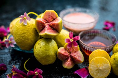 Guava hamuru, bal ve bazı limon suyu oluşan guava yüz maskesi ile akne ve izleri tedavi etmek için en kolay yöntem. Cam bir kapta ahşap yüzey üzerinde malzemelerle.