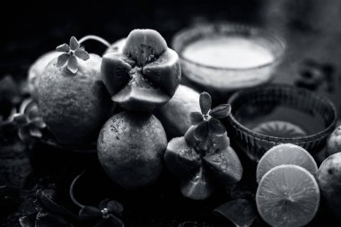 Guava hamuru, bal ve bazı limon suyu oluşan guava yüz maskesi ile akne ve izleri tedavi etmek için en kolay yöntem. Cam bir kapta ahşap yüzey üzerinde malzemelerle.