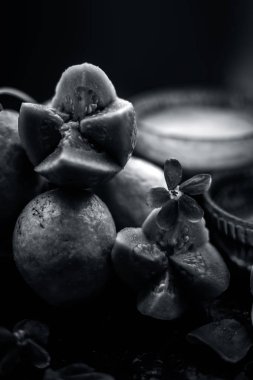 Guava hamuru, bal ve bazı limon suyu oluşan guava yüz maskesi ile akne ve izleri tedavi etmek için en kolay yöntem. Cam bir kapta ahşap yüzey üzerinde malzemelerle.