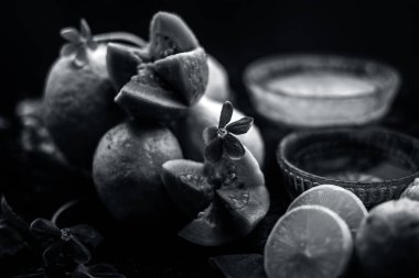 Guava hamuru, bal ve bazı limon suyu oluşan guava yüz maskesi ile akne ve izleri tedavi etmek için en kolay yöntem. Cam bir kapta ahşap yüzey üzerinde malzemelerle.