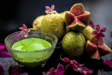 Guava, Neem veya Hint leylak yaprakları, zerdeçal tozu iyi güzellik tarafından spa sivilce ve akne tedavisi için cam bir kase karışık.