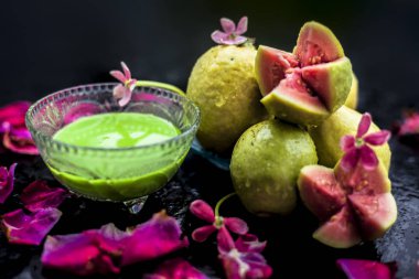 Guava, Neem veya Hint leylak yaprakları, zerdeçal tozu iyi güzellik tarafından spa sivilce ve akne tedavisi için cam bir kase karışık.