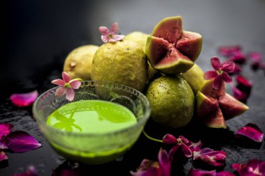 Guava, Neem veya Hint leylak yaprakları, zerdeçal tozu iyi güzellik tarafından spa sivilce ve akne tedavisi için cam bir kase karışık.