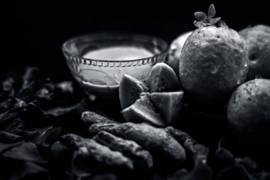 Guava, Neem veya Hint leylak yaprakları, zerdeçal tozu iyi güzellik tarafından spa sivilce ve akne tedavisi için cam bir kase karışık.