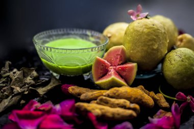 Guava, Neem veya Hint leylak yaprakları, zerdeçal tozu iyi güzellik tarafından spa sivilce ve akne tedavisi için cam bir kase karışık.