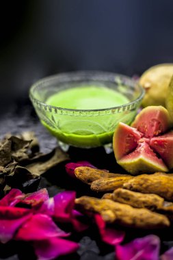 Guava, Neem veya Hint leylak yaprakları, zerdeçal tozu iyi güzellik tarafından spa sivilce ve akne tedavisi için cam bir kase karışık.
