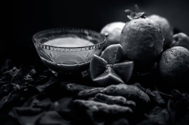 Guava, Neem veya Hint leylak yaprakları, zerdeçal tozu iyi güzellik tarafından spa sivilce ve akne tedavisi için cam bir kase karışık.