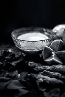 Guava, Neem veya Hint leylak yaprakları, zerdeçal tozu iyi güzellik tarafından spa sivilce ve akne tedavisi için cam bir kase karışık.