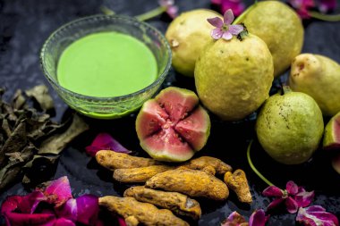 Guava, Neem veya Hint leylak yaprakları, zerdeçal tozu iyi güzellik tarafından spa sivilce ve akne tedavisi için cam bir kase karışık.