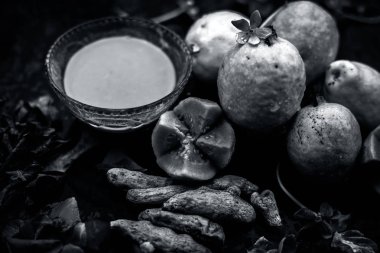 Guava, Neem veya Hint leylak yaprakları, zerdeçal tozu iyi güzellik tarafından spa sivilce ve akne tedavisi için cam bir kase karışık.