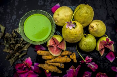 Guava, Neem veya Hint leylak yaprakları, zerdeçal tozu iyi güzellik tarafından spa sivilce ve akne tedavisi için cam bir kase karışık.