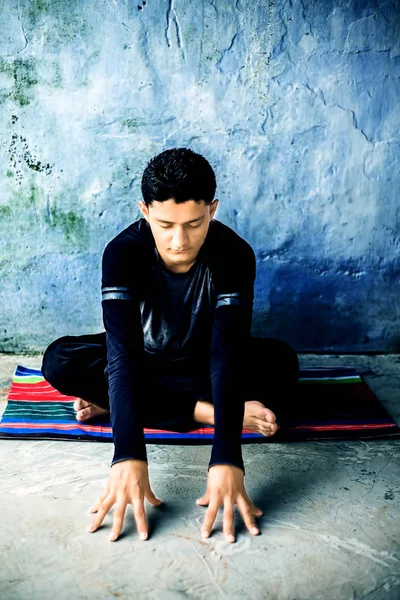 年轻充满活力的运动白人男性练习或展示儿童姿势 梵语名称 巴拉萨纳 也称为儿童休息姿势 — 图库照片