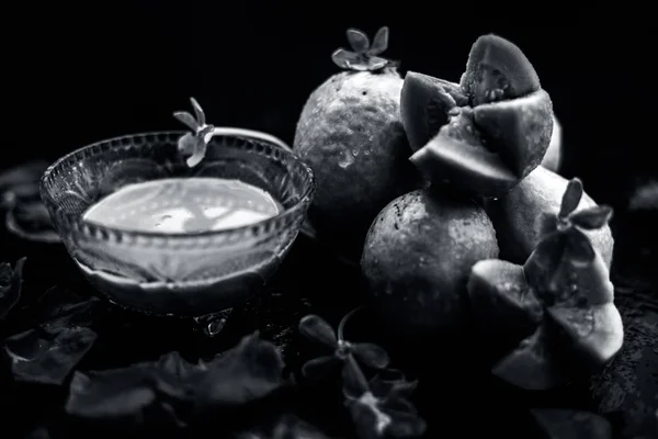 Guayaba Neem Hojas Lila India Polvo Cúrcuma Bien Mezclado Recipiente — Foto de Stock