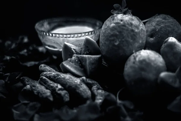 Guayaba Neem Hojas Lila India Polvo Cúrcuma Bien Mezclado Recipiente — Foto de Stock