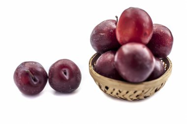 Beyaz arkaplanda izole edilmiş taze erikler