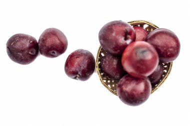 beyaz arkaplanda kırmızı elmalar