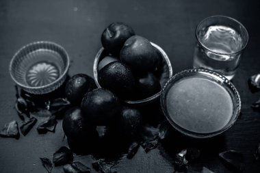 Cam kaplar dolusu taze erikler.