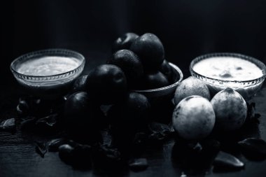 Erik özü, su, lor ve zararlı Uv ışınları ve güneş hasarına karşı koruma için bazı limon oluşan ahşap yüzeyüzerinde bir cam kase içinde erik veya aloo Buhara sağlıklı yüz maskesi.