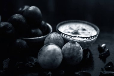 Erik özü, su, lor ve zararlı Uv ışınları ve güneş hasarına karşı koruma için bazı limon oluşan ahşap yüzeyüzerinde bir cam kase içinde erik veya aloo Buhara sağlıklı yüz maskesi.