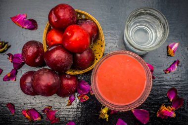 Tahta arka planda kırmızı elmalar