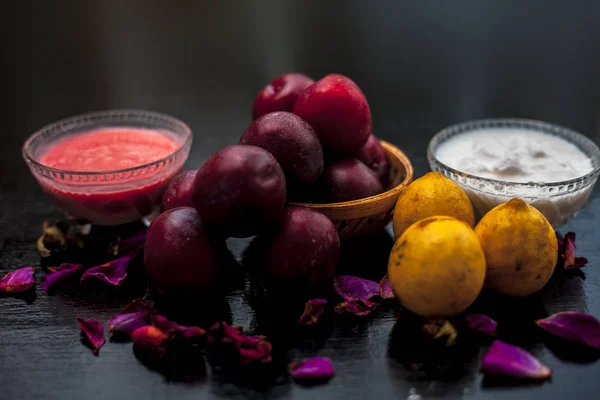 Healthy Face Mask Plum Aloo Bukhara Glass Bowl Wooden Surface — Stock Photo, Image