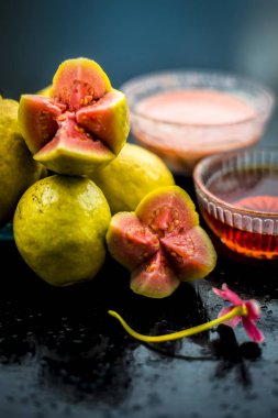Guava hamuru ve baldan oluşan siyah parlak yüzeyde cilt beyazlatma çare / tedavi. Ayrıca spa'da yüz maskesi olarak kullanılır.