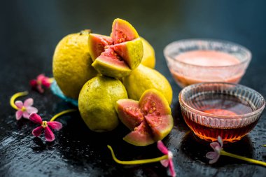 Guava hamuru ve baldan oluşan siyah parlak yüzeyde cilt beyazlatma çare / tedavi. Ayrıca spa'da yüz maskesi olarak kullanılır.