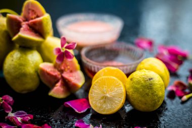 Guava hamuru, bal ve bazı limon suyu oluşan guava yüz maskesi ile akne ve izleri tedavi etmek için en kolay yöntem. Cam bir kapta ahşap yüzey üzerinde malzemelerle.;