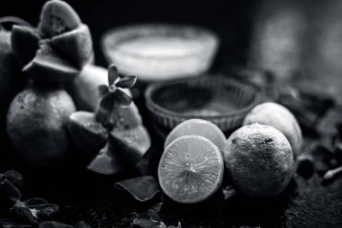 Guava hamuru, bal ve bazı limon suyu oluşan guava yüz maskesi ile akne ve izleri tedavi etmek için en kolay yöntem. Cam bir kapta ahşap yüzey üzerinde malzemelerle.;