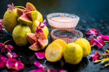 Guava hamuru, bal ve bazı limon suyu oluşan guava yüz maskesi ile akne ve izleri tedavi etmek için en kolay yöntem. Cam bir kapta ahşap yüzey üzerinde malzemelerle.;