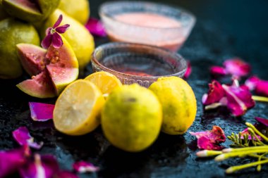 Guava hamuru, bal ve bazı limon suyu oluşan guava yüz maskesi ile akne ve izleri tedavi etmek için en kolay yöntem. Cam bir kapta ahşap yüzey üzerinde malzemelerle.;