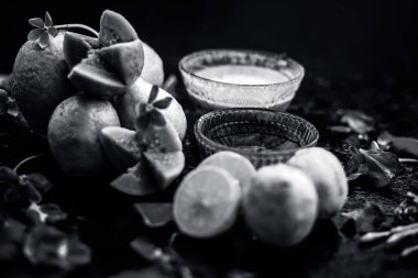 Guava hamuru, bal ve bazı limon suyu oluşan guava yüz maskesi ile akne ve izleri tedavi etmek için en kolay yöntem. Cam bir kapta ahşap yüzey üzerinde malzemelerle.;