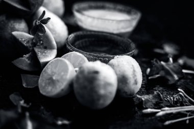 Guava hamuru, bal ve bazı limon suyu oluşan guava yüz maskesi ile akne ve izleri tedavi etmek için en kolay yöntem. Cam bir kapta ahşap yüzey üzerinde malzemelerle.;