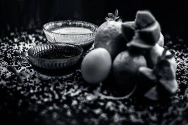 Bal, guava hamuru, yumurta sarısı ve bazı yulaf ezmesi oluşan ahşap bir yüzey üzerinde yüz maskesi yardımı ile kuru cilt tedavisi, iyi ham maddeler ile birlikte bir cam kase karışık.