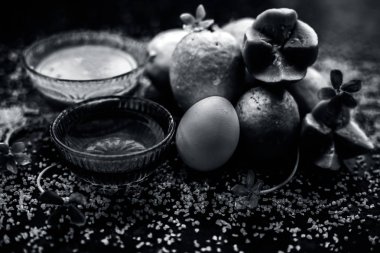 Bal, guava hamuru, yumurta sarısı ve bazı yulaf ezmesi oluşan ahşap bir yüzey üzerinde yüz maskesi yardımı ile kuru cilt tedavisi, iyi ham maddeler ile birlikte bir cam kase karışık.