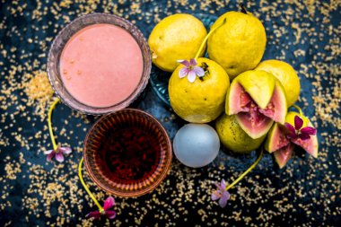 Bal, guava hamuru, yumurta sarısı ve bazı yulaf ezmesi oluşan ahşap bir yüzey üzerinde yüz maskesi yardımı ile kuru cilt tedavisi, iyi ham maddeler ile birlikte bir cam kase karışık.