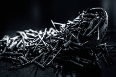 Manjistha/manzistha/Rubia cordifolia/madder vb. olarak da bilinen siyah ahşap yüzeyde kahverengi renkli bir sepetiçinde Hint madderwort veya madder kök Demet.