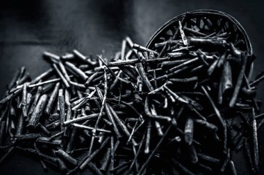 Manjistha/manzistha/Rubia cordifolia/madder vb. olarak da bilinen siyah ahşap yüzeyde kahverengi renkli bir sepetiçinde Hint madderwort veya madder kök Demet.