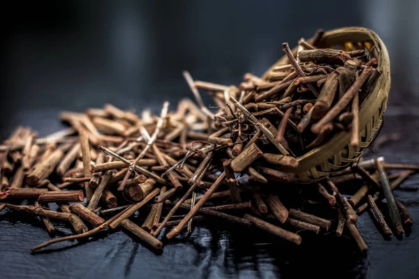 Ramo Mosto Indio Raíz Más Loca Una Canasta Color Marrón — Foto de Stock