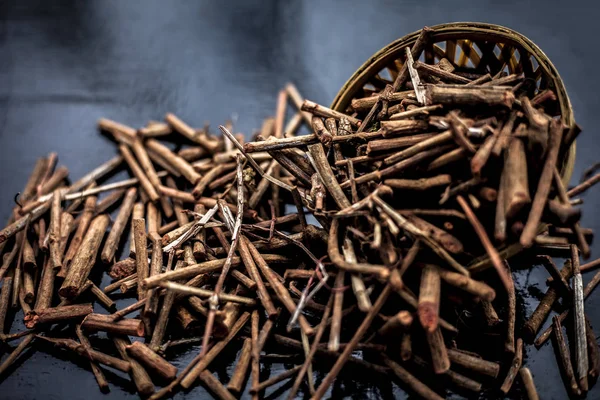 Bunch Indian Madderwort Madder Root Brown Colored Basket Black Wooden — стоковое фото