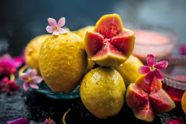 Guava hamuru, bal ve bazı limon suyu oluşan guava yüz maskesi ile akne ve izleri tedavi etmek için en kolay yöntem. Cam bir kapta ahşap yüzey üzerinde malzemelerle.;