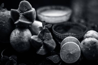 Guava hamuru, bal ve bazı limon suyu oluşan guava yüz maskesi ile akne ve izleri tedavi etmek için en kolay yöntem. Cam bir kapta ahşap yüzey üzerinde malzemelerle.;