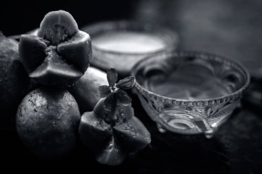 Guava hamuru ve su kuyusu bazı ham kesim guava ile birlikte ahşap yüzeyinde bir cam kase karışık, bazı gül yaprakları ile, aynı zamanda doğal bir parlaklık için kullanılan bir yüz maskesi tamamlayarak.