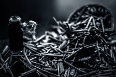 Manjistha/manzistha/Rubia cordifolia/madder vb. olarak da bilinen siyah ahşap yüzeyde kahverengi renkli bir sepetiçinde Hint madderwort veya madder kök Demet.