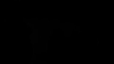 Kafkas Beyaz İzole Siyah Üzerinde İnsan Eli Close Up Shot Up Up Ve Asl D Alfabesi İşareti Gösteren (Amerikan İşaret Dili).