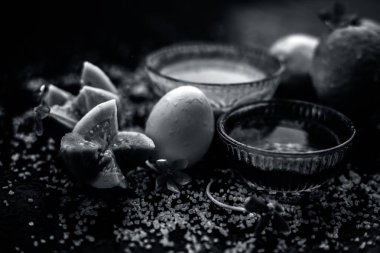 Canlı renklerle ahşap bir yüzey üzerinde kuru ciltler için Guava yüz maskesi yani, guava hamuru, yumurta sarısı, yulaf ezmesi, ve bazı ham organik bal iyi çiğ olanlar ile birlikte bir cam kase karışık.