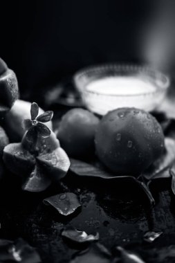 Ahşap yüzey üzerinde tabaklanmış cilt için en ucuz yüz maskesi guava oluşan bir cam kase iyi bazı domates hamuru ile karışık salça bırakır. Fantastik renkler ile tüm malzemelerle Shot.